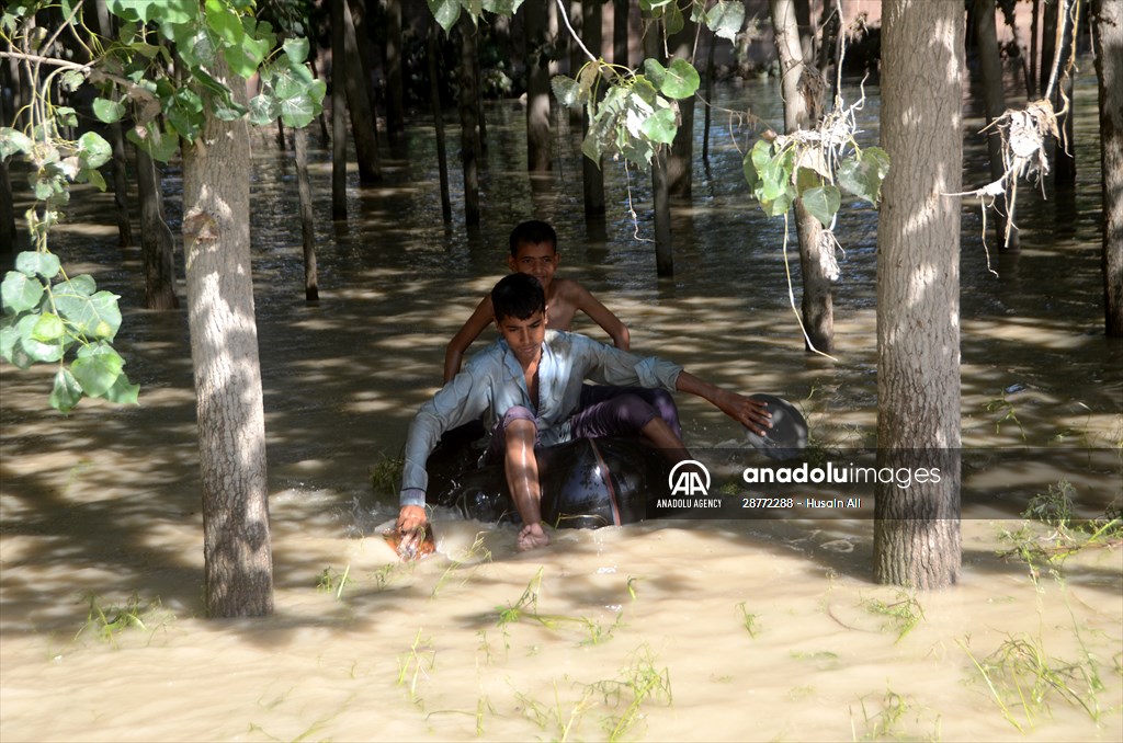 Pakistani flood victims in makeshift camp