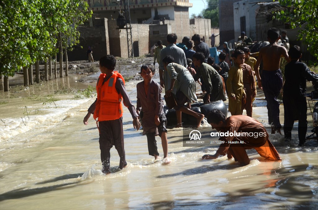 Pakistani flood victims in makeshift camp