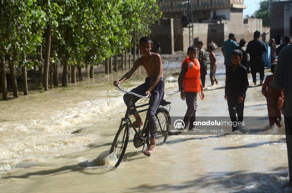 Pakistani flood victims in makeshift camp