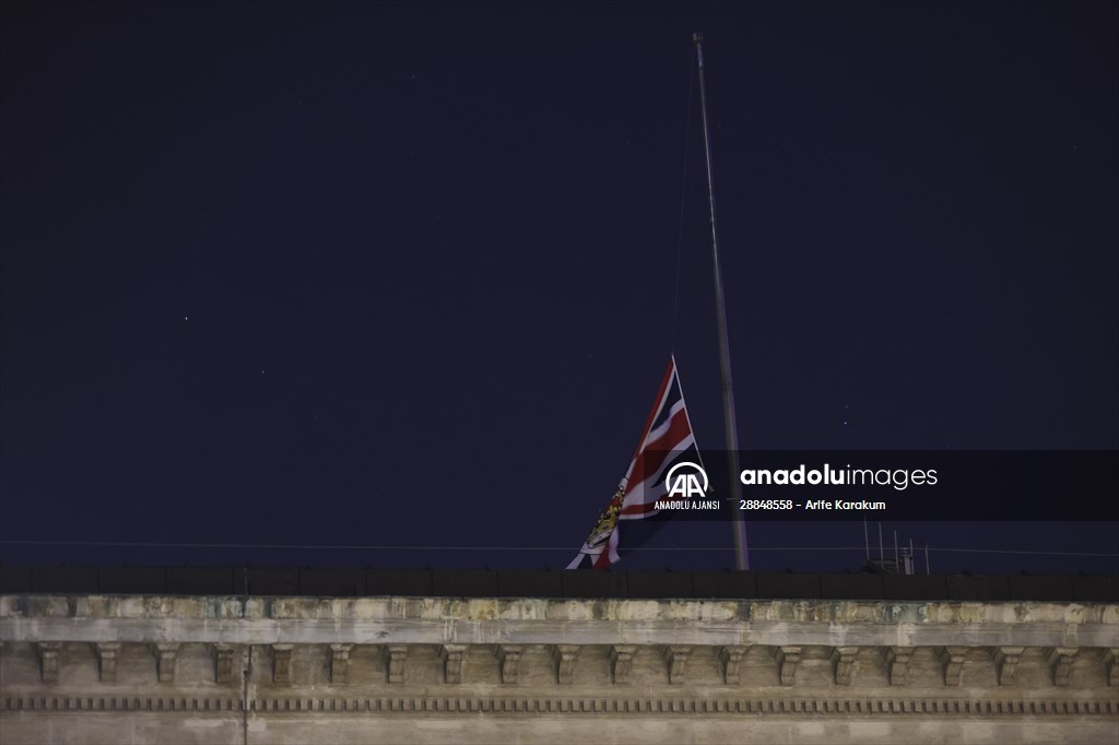 2. Elizabeth'in vefatı nedeniyle İngiltere'nin İstanbul Başkonsolosluğu'ndaki bayrak yarıya indirildi