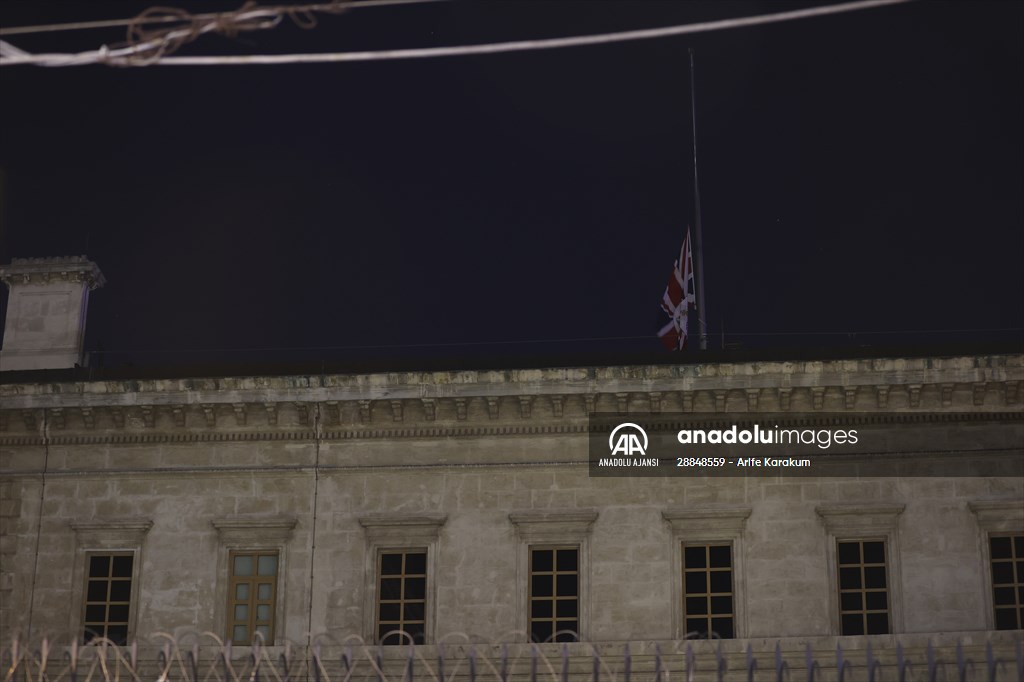 2. Elizabeth'in vefatı nedeniyle İngiltere'nin İstanbul Başkonsolosluğu'ndaki bayrak yarıya indirildi