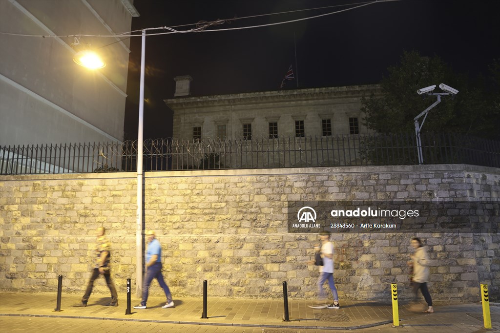 2. Elizabeth'in vefatı nedeniyle İngiltere'nin İstanbul Başkonsolosluğu'ndaki bayrak yarıya indirildi