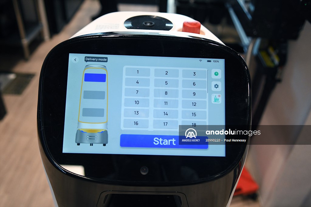 Robots Deliver Drinks at Orlando Restaurant