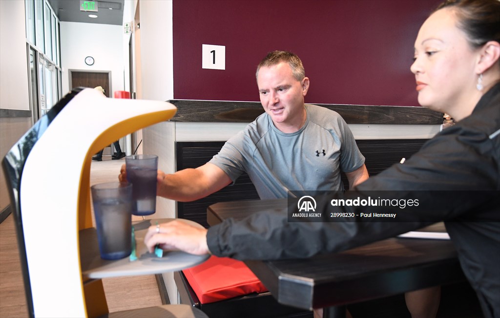 Robots Deliver Drinks at Orlando Restaurant