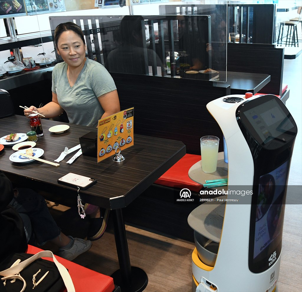 Robots Deliver Drinks at Orlando Restaurant