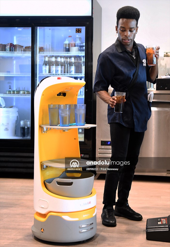 Robots Deliver Drinks at Orlando Restaurant