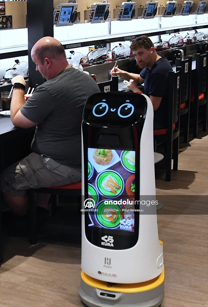 Robots Deliver Drinks at Orlando Restaurant