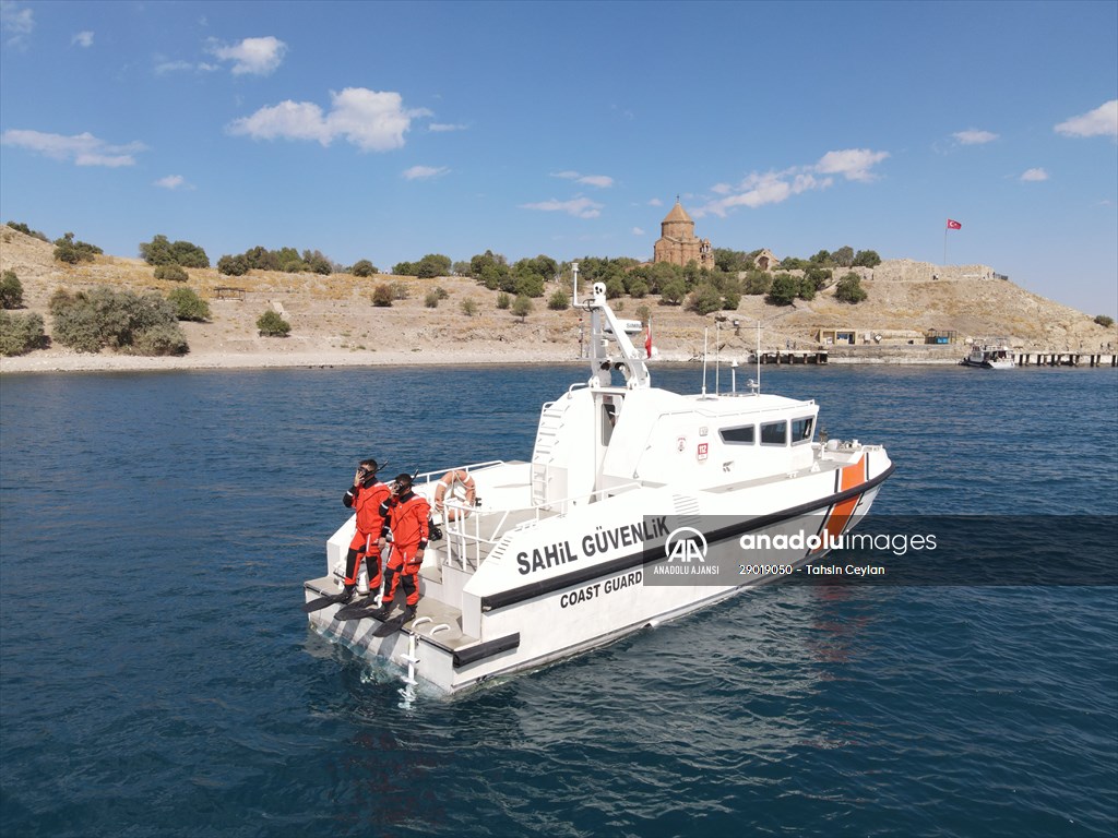 Sahil Güvenlik Komutanlığı timlerinin Van Gölü'nün derinliklerindeki tatbikatı görüntülendi