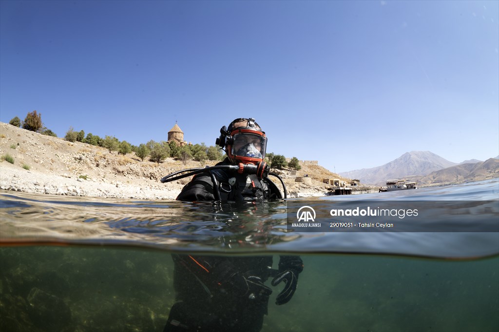 Sahil Güvenlik Komutanlığı timlerinin Van Gölü'nün derinliklerindeki tatbikatı görüntülendi