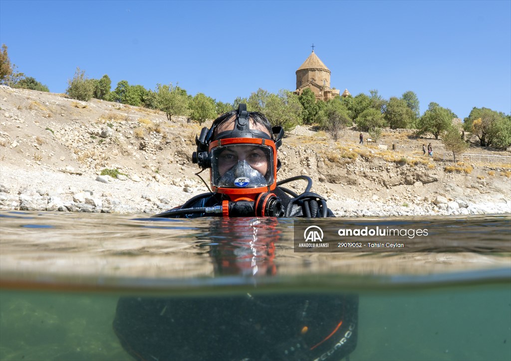 Sahil Güvenlik Komutanlığı timlerinin Van Gölü'nün derinliklerindeki tatbikatı görüntülendi