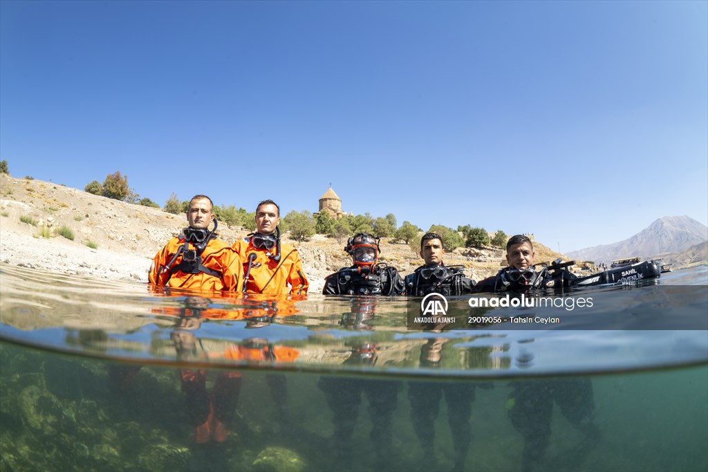 Sahil Güvenlik Komutanlığı timlerinin Van Gölü'nün derinliklerindeki tatbikatı görüntülendi