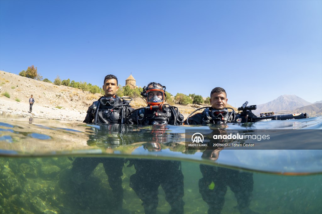 Sahil Güvenlik Komutanlığı timlerinin Van Gölü'nün derinliklerindeki tatbikatı görüntülendi
