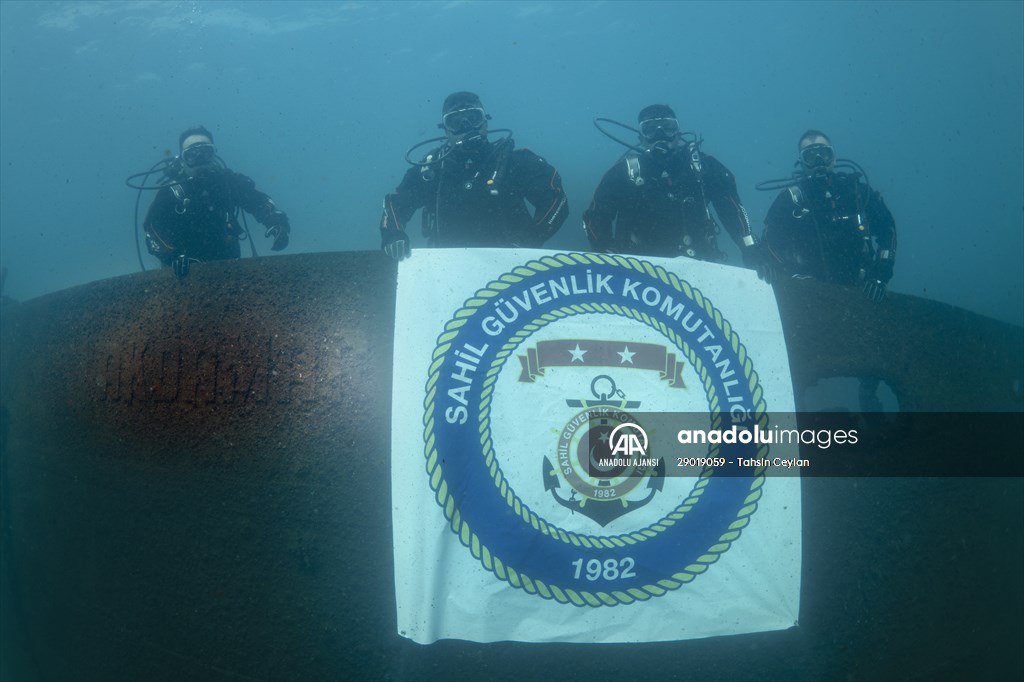 Sahil Güvenlik Komutanlığı timlerinin Van Gölü'nün derinliklerindeki tatbikatı görüntülendi