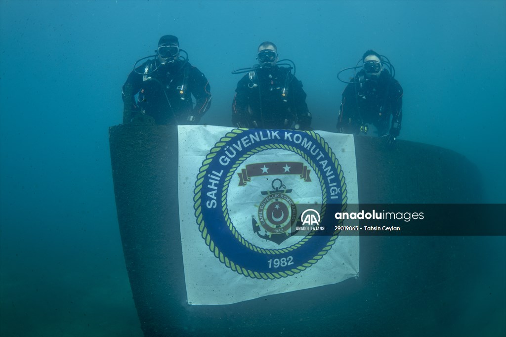 Sahil Güvenlik Komutanlığı timlerinin Van Gölü'nün derinliklerindeki tatbikatı görüntülendi