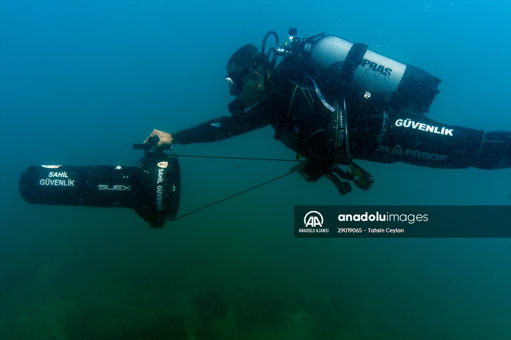 Sahil Güvenlik Komutanlığı timlerinin Van Gölü'nün derinliklerindeki tatbikatı görüntülendi