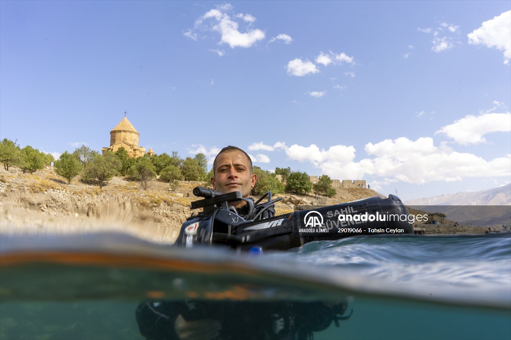 Sahil Güvenlik Komutanlığı timlerinin Van Gölü'nün derinliklerindeki tatbikatı görüntülendi