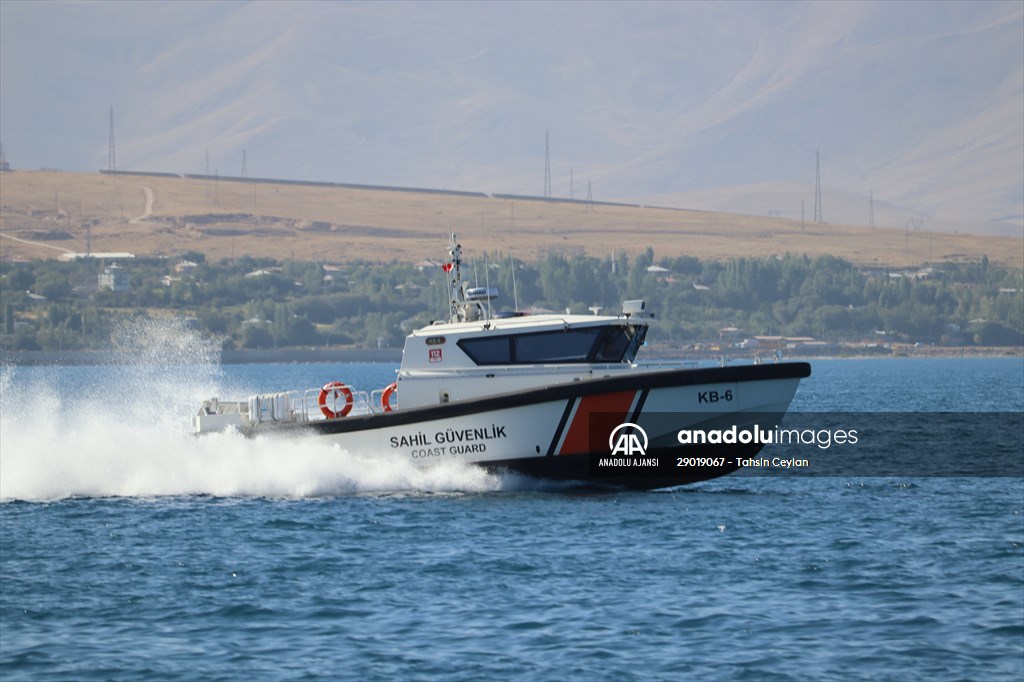 Sahil Güvenlik Komutanlığı timlerinin Van Gölü'nün derinliklerindeki tatbikatı görüntülendi