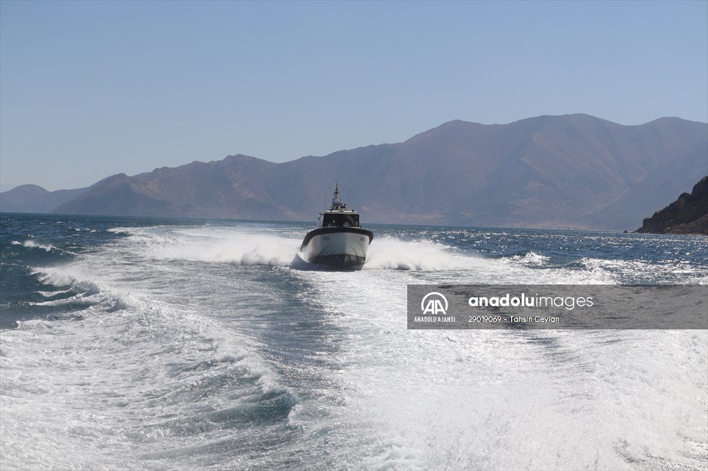 Sahil Güvenlik Komutanlığı timlerinin Van Gölü'nün derinliklerindeki tatbikatı görüntülendi