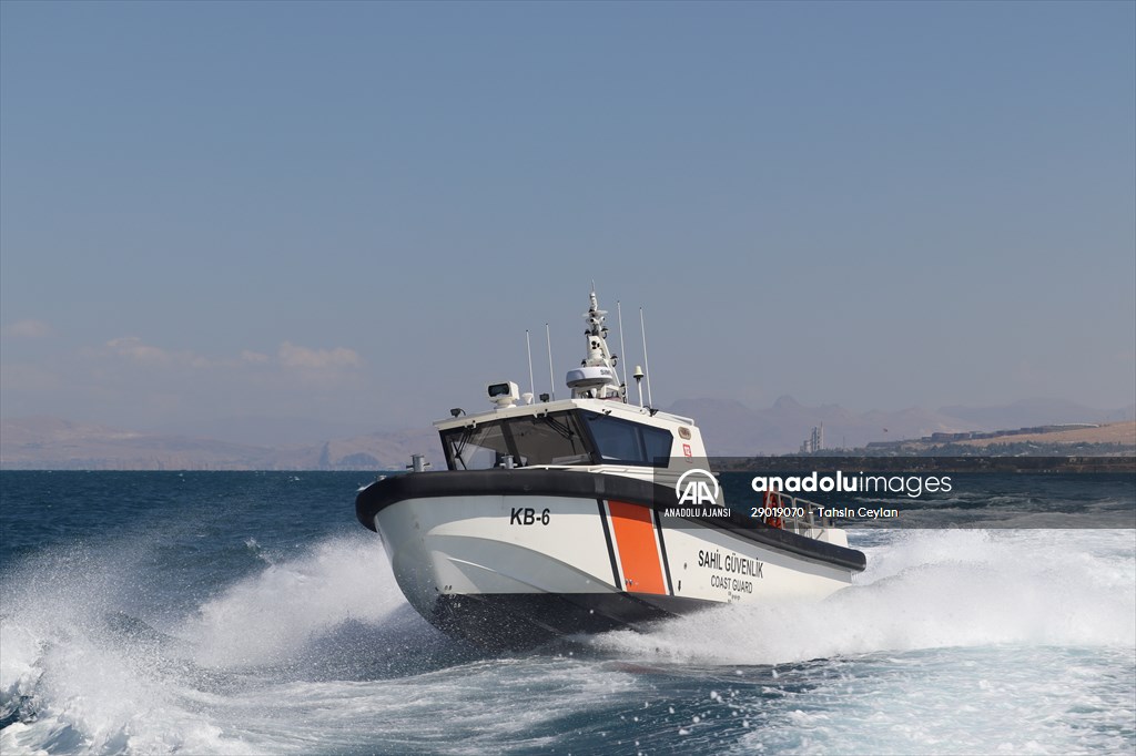 Sahil Güvenlik Komutanlığı timlerinin Van Gölü'nün derinliklerindeki tatbikatı görüntülendi