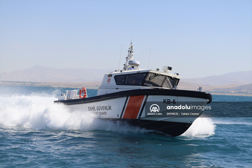 Sahil Güvenlik Komutanlığı timlerinin Van Gölü'nün derinliklerindeki tatbikatı görüntülendi