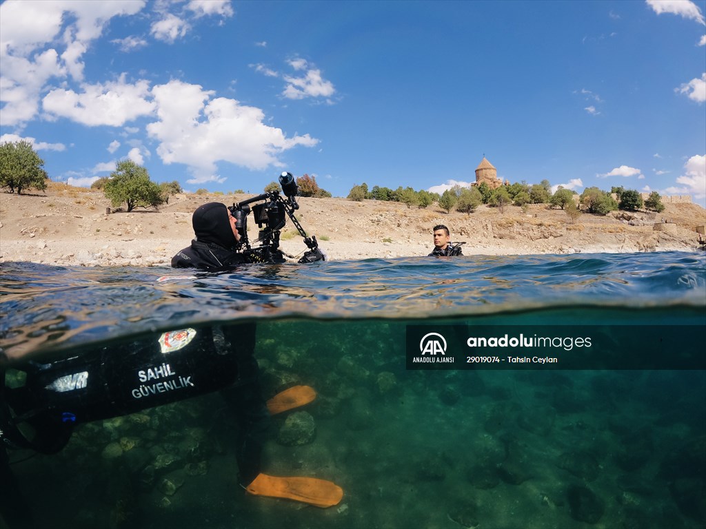 Sahil Güvenlik Komutanlığı timlerinin Van Gölü'nün derinliklerindeki tatbikatı görüntülendi