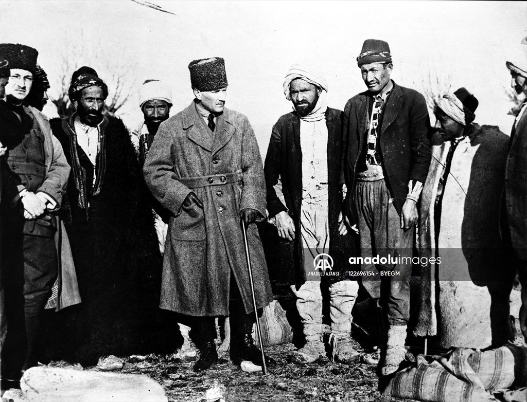 Atatürk, devecilerle