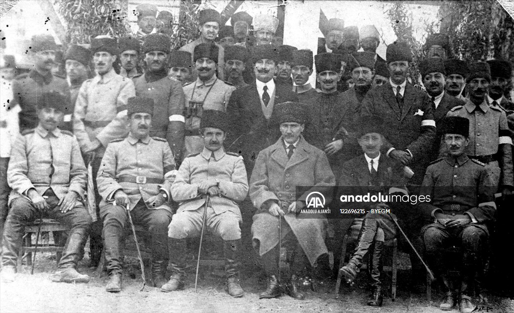 Atatürk, arkadaşları ile