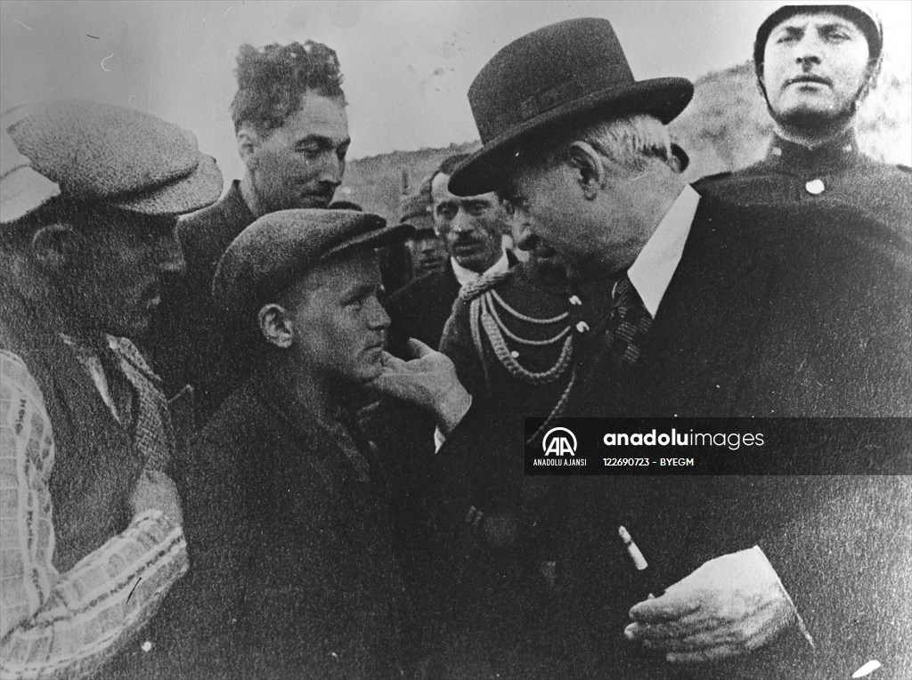 İsmet İnönü bir çocuk ile sohbet etti