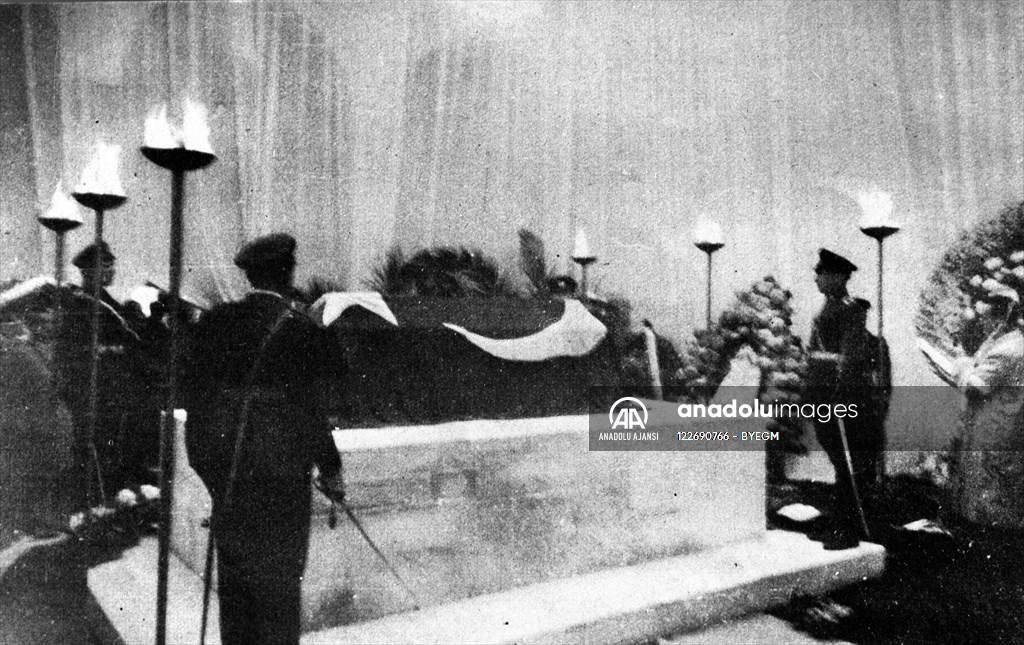 Atatürk'ün cenazesi katafalkta