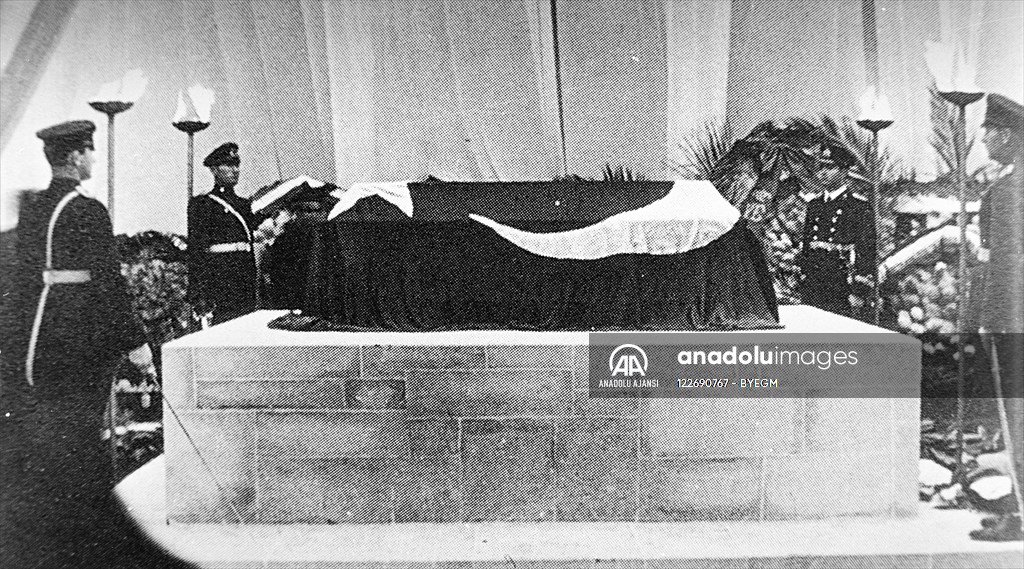 Atatürk'ün cenazesi katafalkta