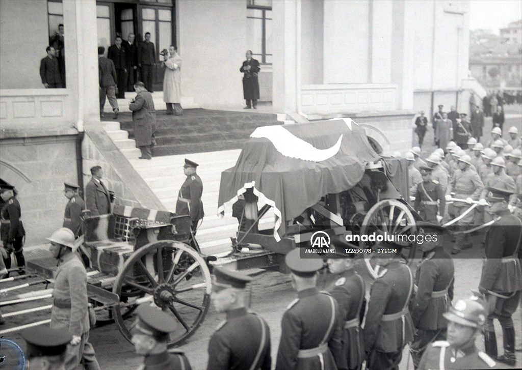 Atatürk'ün cenazesi Etnografya Müzesi bahçesinde