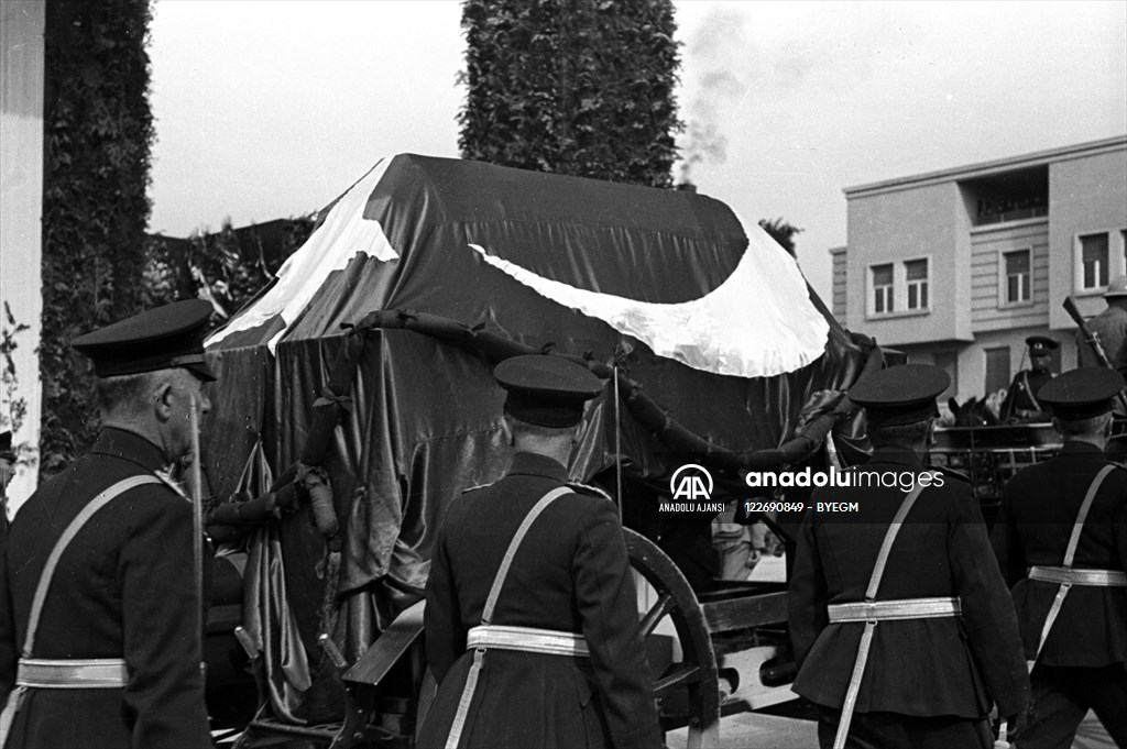 Atatürk'ün cenazesi TBMM'ye götürülüyor