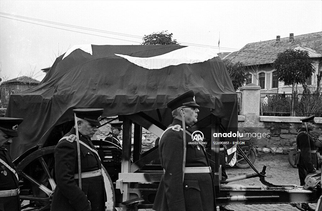 Atatürk'ün cenazesi TBMM'ye götürülüyor