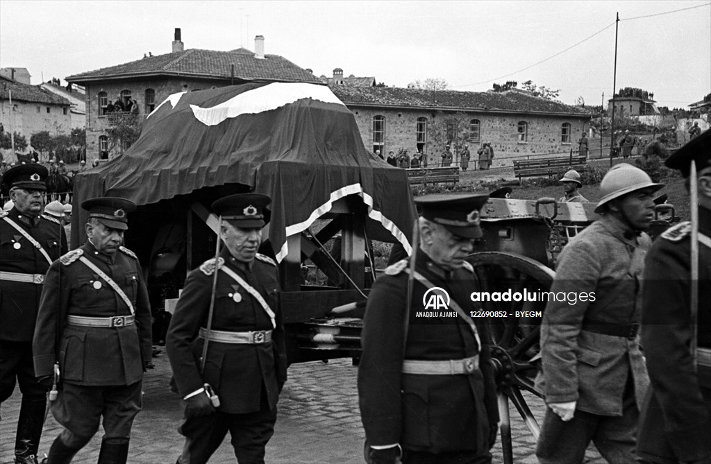 Atatürk'ün cenazesi TBMM'ye götürülüyor