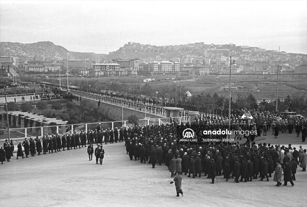 Atatürk'ün cenazesi TBMM'ye götürülüyor