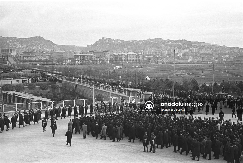 Atatürk'ün cenazesi TBMM'ye götürülüyor