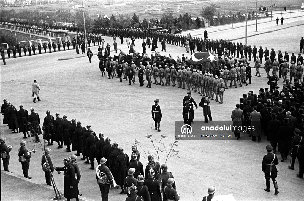 Atatürk'ün cenazesi TBMM'ye götürülüyor