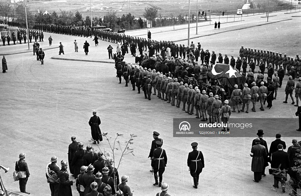 Atatürk'ün cenazesi TBMM'ye götürülüyor