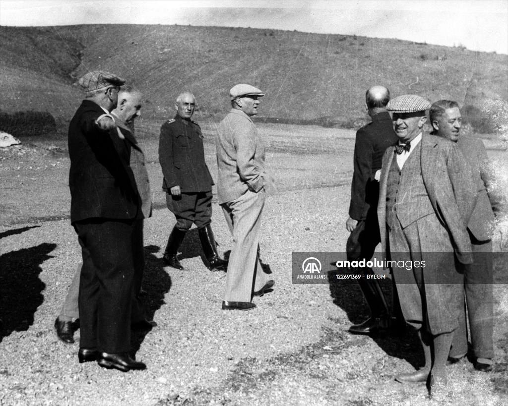 Atatürk yürüyüşte