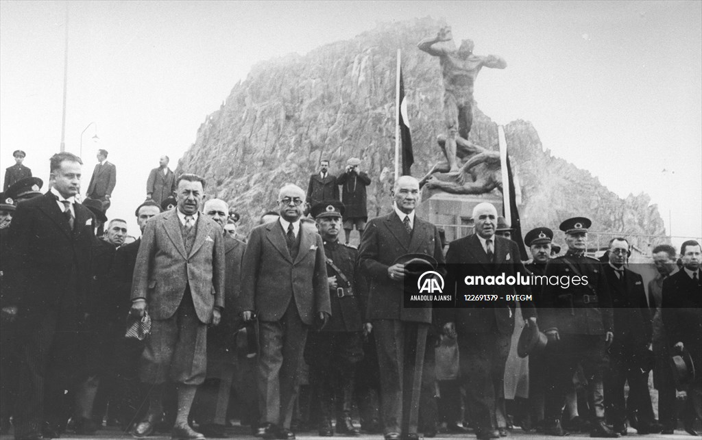 Atatürk yurtiçi gezisinde