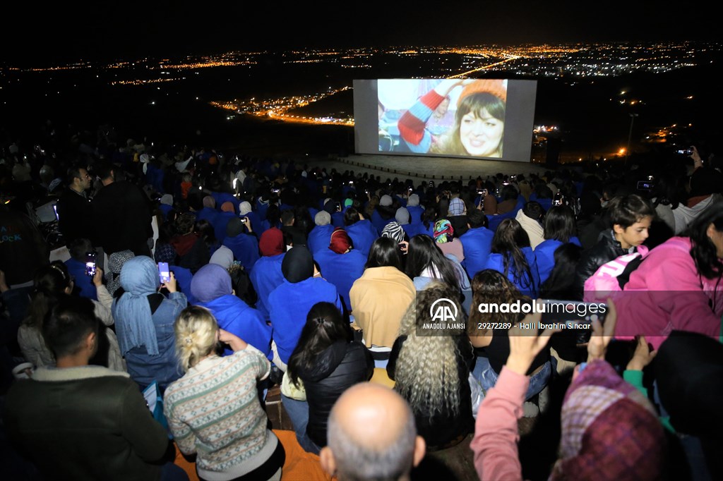 Yeşilçam'ın sultanı Şoray, Mardin'de açık hava sinemasında sevenleriyle rol aldığı filmi izledi