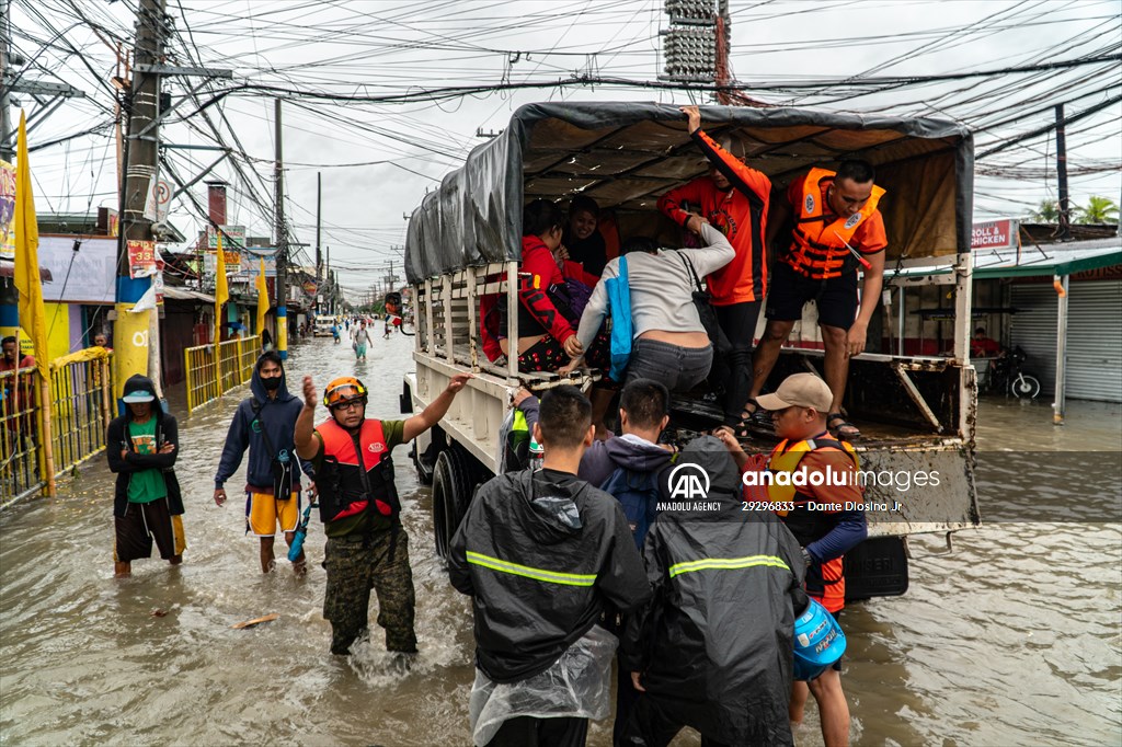 Tropical Storm Nalgae hits Philippines