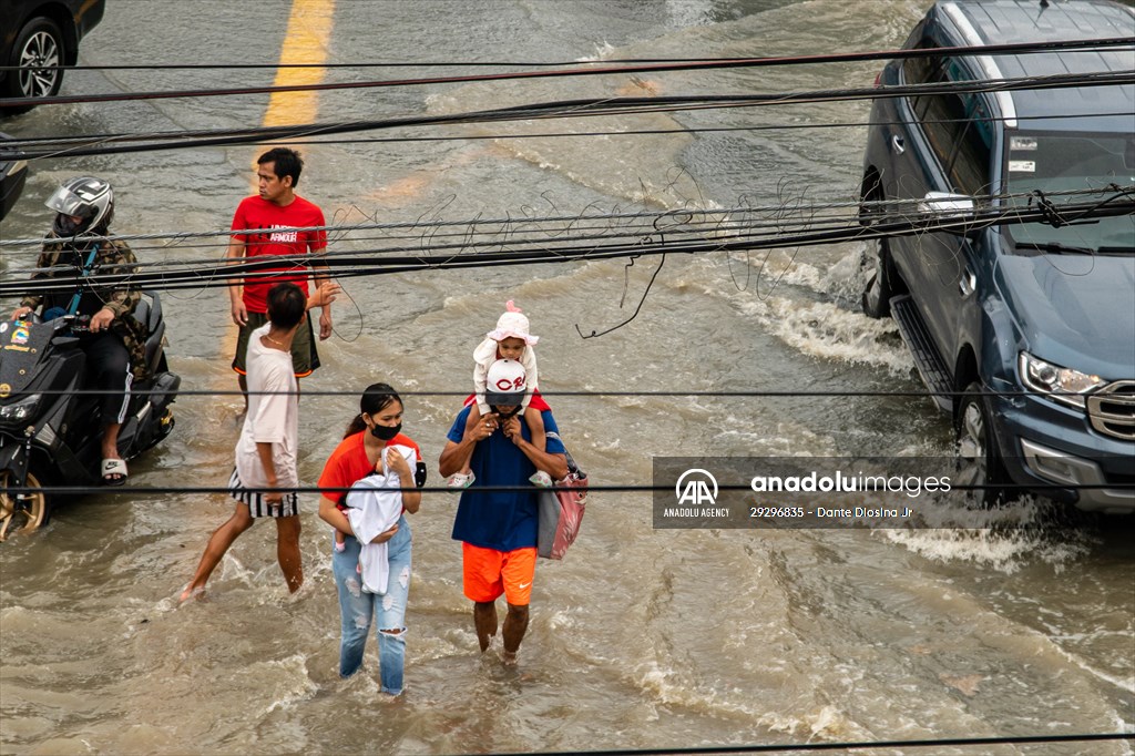 Tropical Storm Nalgae hits Philippines