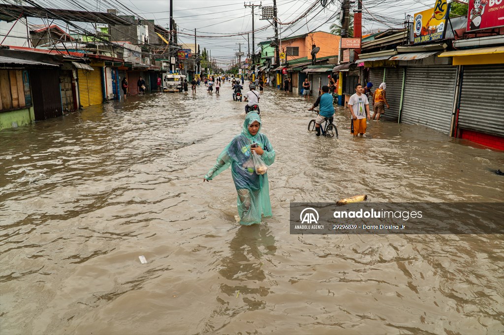 Tropical Storm Nalgae hits Philippines