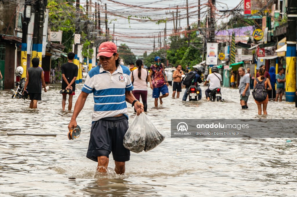 Tropical Storm Nalgae hits Philippines