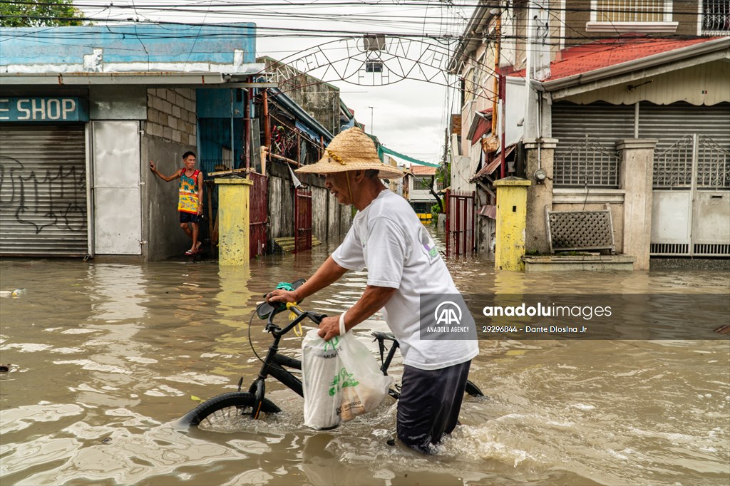 Tropical Storm Nalgae hits Philippines