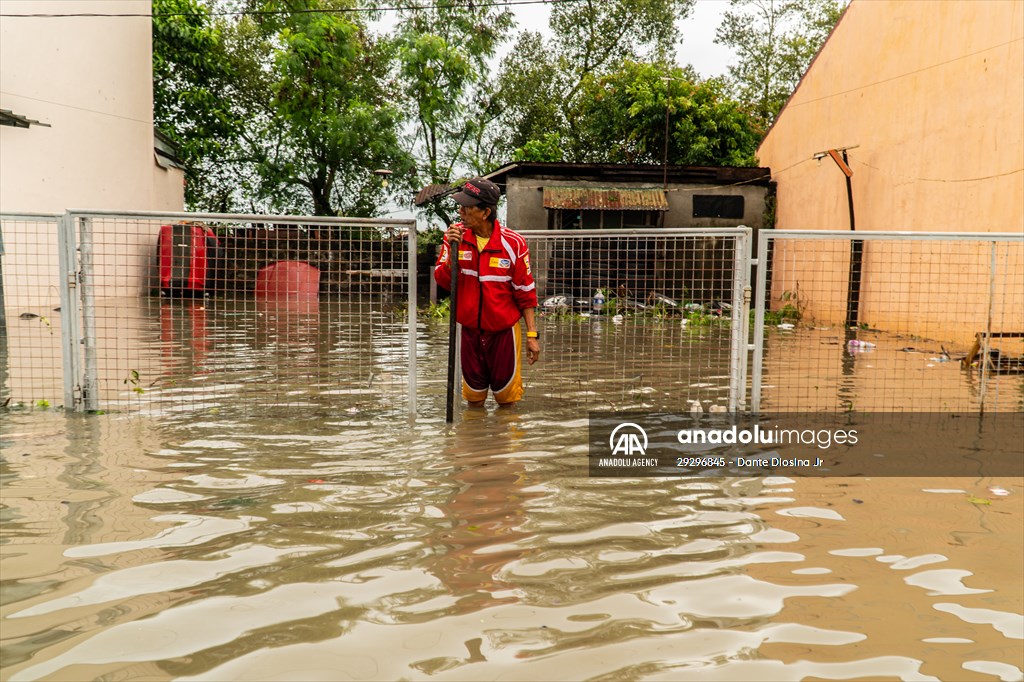 Tropical Storm Nalgae hits Philippines