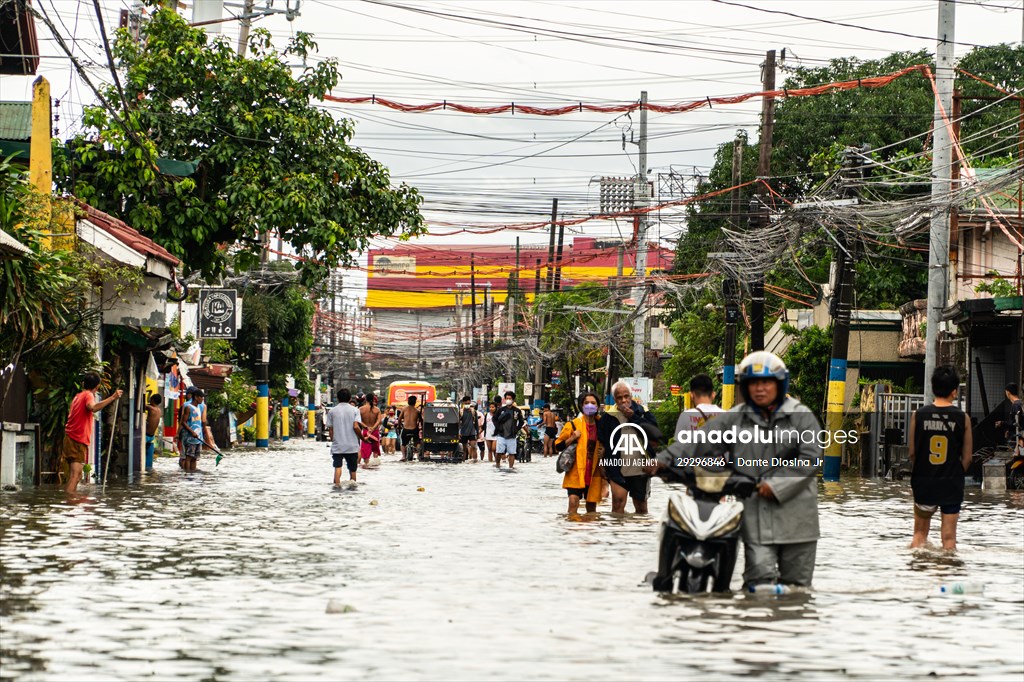 Tropical Storm Nalgae hits Philippines