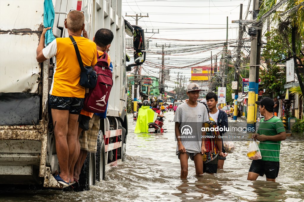 Tropical Storm Nalgae hits Philippines