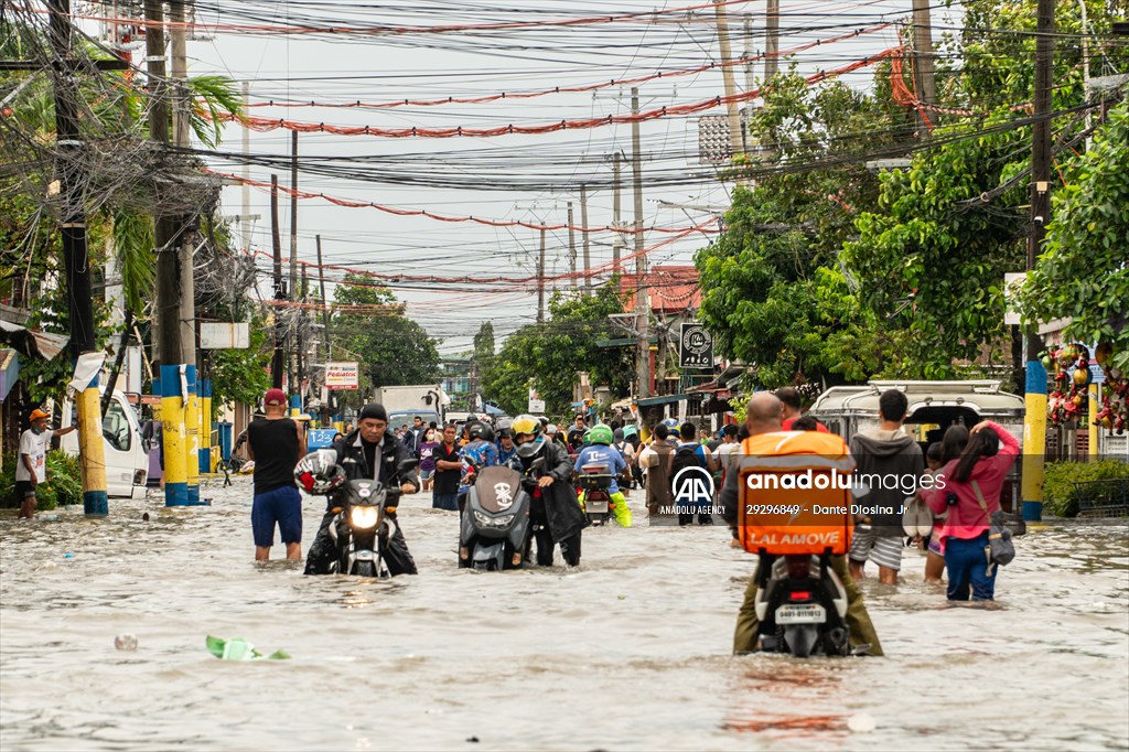 Tropical Storm Nalgae hits Philippines